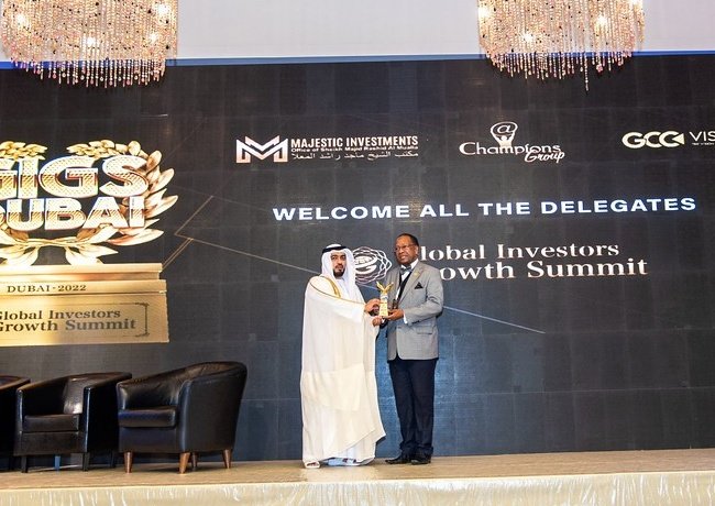 Moses Benjamin Jallow recevant une distinction internationale