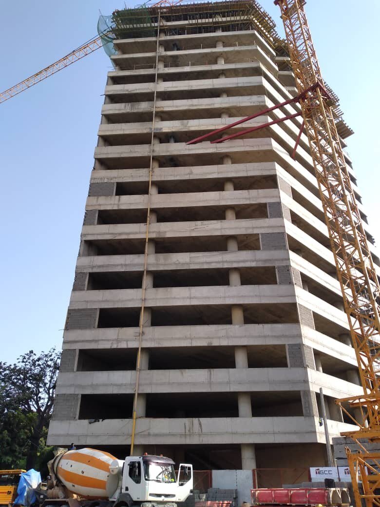 Immeuble en construction avec grue et toupie